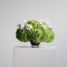 Laden Sie das Bild in den Galerie-Viewer, VICKY YAO - Luxury Premium Real Touch Hydrangea Arrangement in a Glass Vase