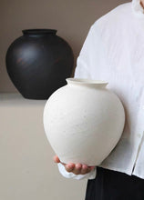Load image into Gallery viewer, VICKY YAO - Handmade natural coarse texture  pottery Vase textured white Ceramic Wabi Sabi Vase – Rough Pottery 9 stems Flower Arrangement 60x50x70