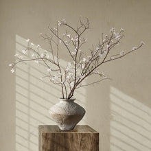 Laden Sie das Bild in den Galerie-Viewer, VICKY YAO -  Handmade Japanese studio art pottery Vase textured grey Ceramic Vase – Rough Potter Without flowers Wabi Sabi Vase