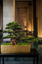 Laden Sie das Bild in den Galerie-Viewer, VICKY YAO-Luxury Realistic Bonsai Tree Handcrafted Artificial Bonsai Art Hammered Gold Planter Hotel Lobby Decor Luxury Home Decor
