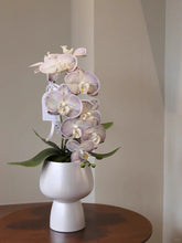 画像をギャラリービューアに読み込む, VICKY YAO- Elegant Purple Lilac Artificial Orchid in Modern White Vase Real Touch Faux Phalaenopsis Arrangement Home Decor Centerpiece