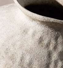 Laden Sie das Bild in den Galerie-Viewer, VICKY YAO -  Handmade Japanese studio art pottery Vase textured grey Ceramic Vase – Rough Potter Without flowers Wabi Sabi Vase