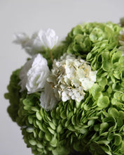 Laden Sie das Bild in den Galerie-Viewer, VICKY YAO - Luxury Premium Real Touch Hydrangea Arrangement in a Glass Vase