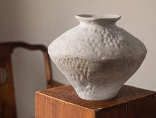 Laden Sie das Bild in den Galerie-Viewer, VICKY YAO -  Handmade Japanese studio art pottery Vase textured grey Ceramic Vase – Rough Potter Without flowers Wabi Sabi Vase