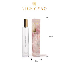 將圖片載入圖庫檢視器 VICKY YAO FRAGRANCE - Natural Touch Baby Pink 12 Alice Roses Golden Ceramic Pot &amp; Luxury Fragrance 50ml