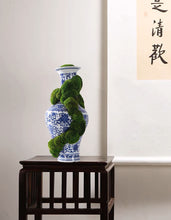 Laden Sie das Bild in den Galerie-Viewer, VICKY YAO Moss Art - Exclusive Design Chinese Porcelain Damaged Style Preserved Moss Art