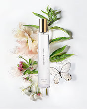 Load image into Gallery viewer, Vicky Yao FRAGRANCE - Natural Elegant Artificial Pink Hydrangea Floral Art &amp; Luxury Fragrance 50ml
