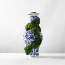 Laden Sie das Bild in den Galerie-Viewer, VICKY YAO Moss Art - Exclusive Design Chinese Porcelain Damaged Style Preserved Moss Art