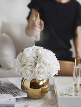 画像をギャラリービューアに読み込む, VICKY YAO FRAGRANCE - Natural Touch White 12 Alice Roses Golden Pot &amp; Luxury Fragrance 50ml