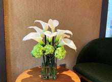 Laden Sie das Bild in den Galerie-Viewer, VICKY YAO Faux Floral - Exclusive Design Handmade Faux Floral art of Green Calla Lily