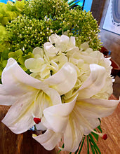 Laden Sie das Bild in den Galerie-Viewer, Vicky Yao Faux Floral - Exclusive Design Fresh Green Artificial Hydrangea Flower Arrangement