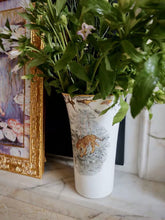 Laden Sie das Bild in den Galerie-Viewer, Vicky Yao Table Decor - Luxury Animal Vase 26.5cm H