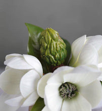 將圖片載入圖庫檢視器 Vicky Yao Faux Floral - Golden Vase Magnolia Flower Arrangement - Vicky Yao Home Decor SEO