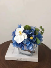 Laden Sie das Bild in den Galerie-Viewer, VICKY YAO Faux Floral - Exclusive Design Dream Blue Artificial Hydrangea Flowers Arrangement