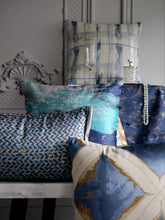 Laden Sie das Bild in den Galerie-Viewer, Vicky Yao Home Bedding - Luxury Decorative Pillow