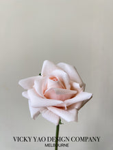 Laden Sie das Bild in den Galerie-Viewer, VICKY YAO FRAGRANCE - Real Touch Morandi Creamy Rose Floral Art &amp; Luxury Fragrance 50ml