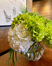 Laden Sie das Bild in den Galerie-Viewer, Vicky Yao Faux Floral - Exclusive Design Fresh Green Artificial Hydrangea Flower Arrangement